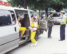 黑校車嚴重超載27人，包頭兩男子非法營運獲重刑